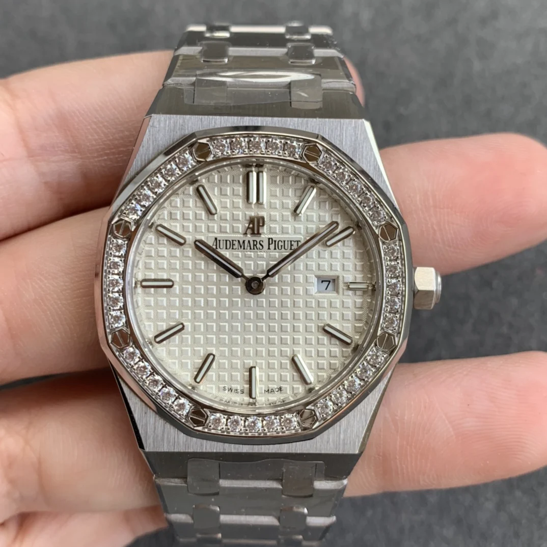 Audemars Piguet Royal Oak Diamond-Set 67651ST.ZZ.1261ST.01 33mm — photographed off the sweep