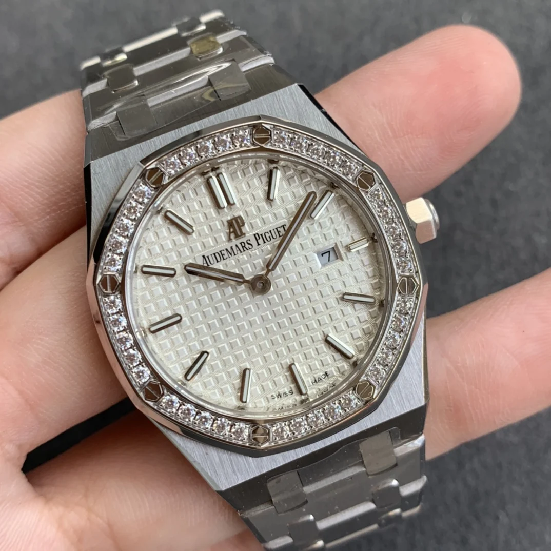 Audemars Piguet Royal Oak Diamond-Set 67651ST.ZZ.1261ST.01 33mm — photographed off the sweep