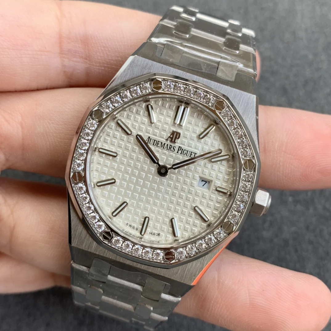 Audemars Piguet Royal Oak Diamond-Set 67651ST.ZZ.1261ST.01 33mm — photographed off the sweep