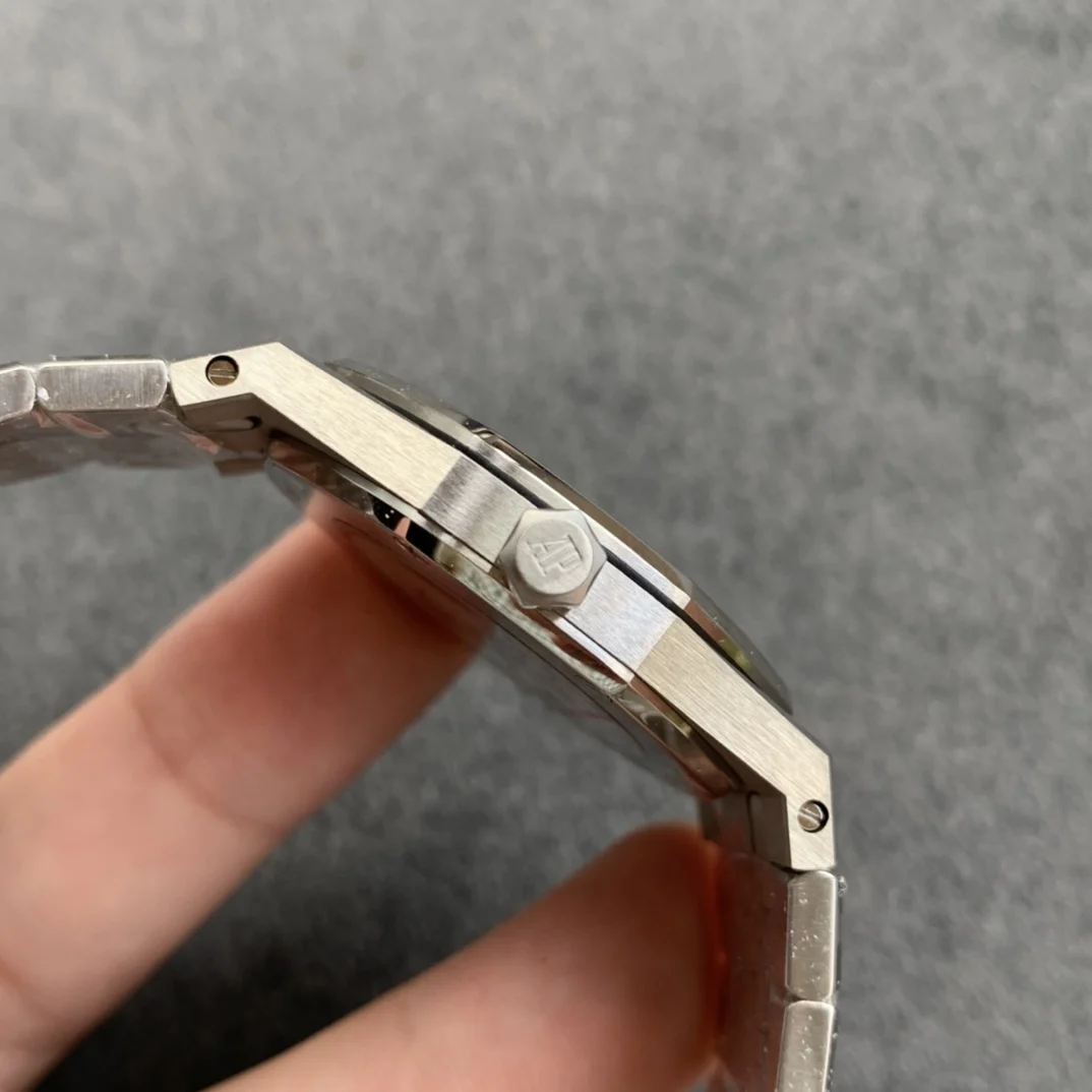 Audemars Piguet Royal Oak Diamond-Set 67651ST.ZZ.1261ST.01 33mm — photographed off the sweep