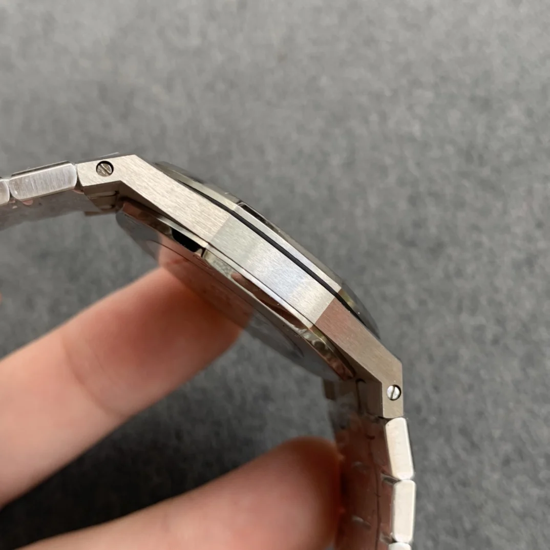 Audemars Piguet Royal Oak Diamond-Set 67651ST.ZZ.1261ST.01 33mm — photographed off the sweep