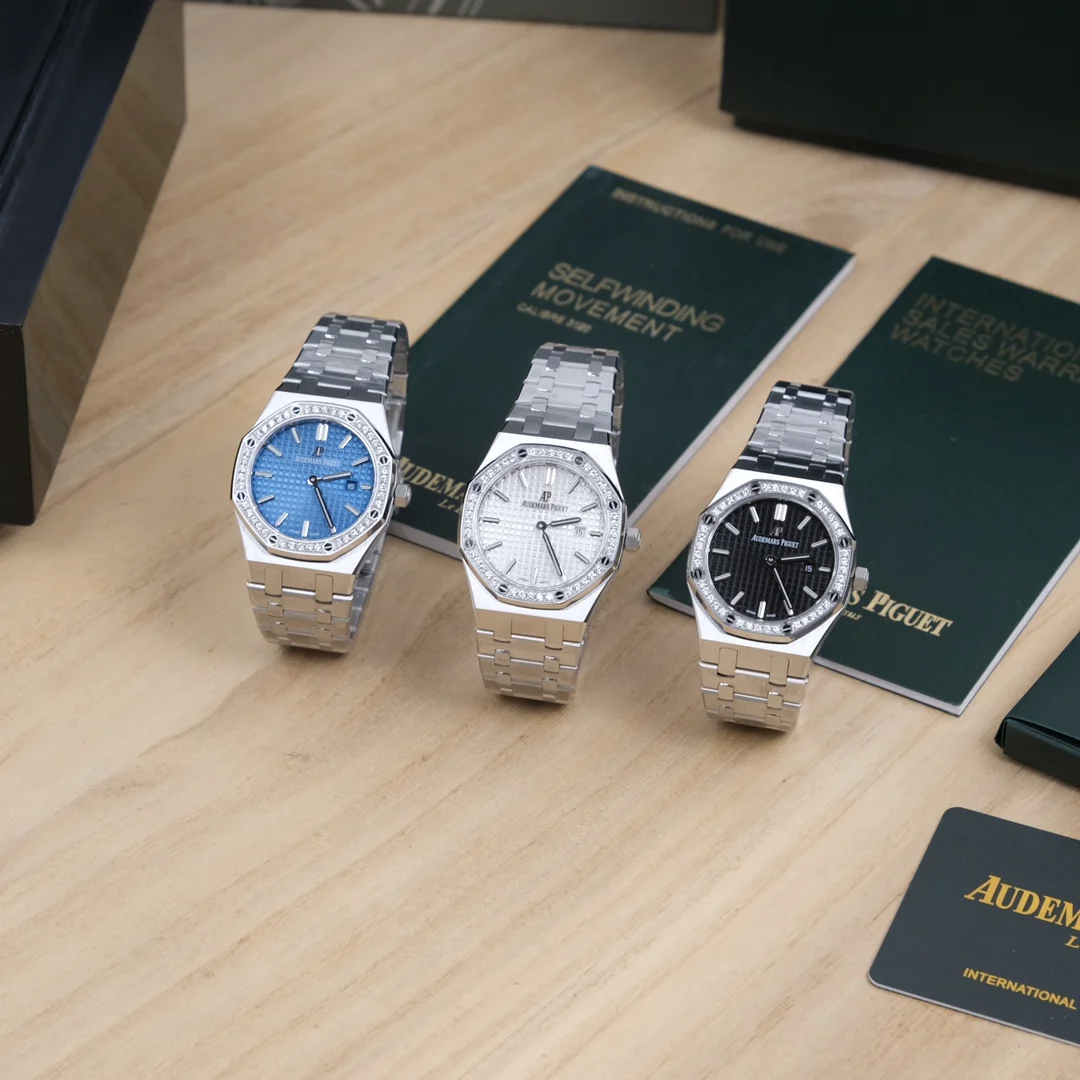 Audemars Piguet Royal Oak Diamond-Set 67651ST.ZZ.1261ST.01 33mm — photographed off the sweep