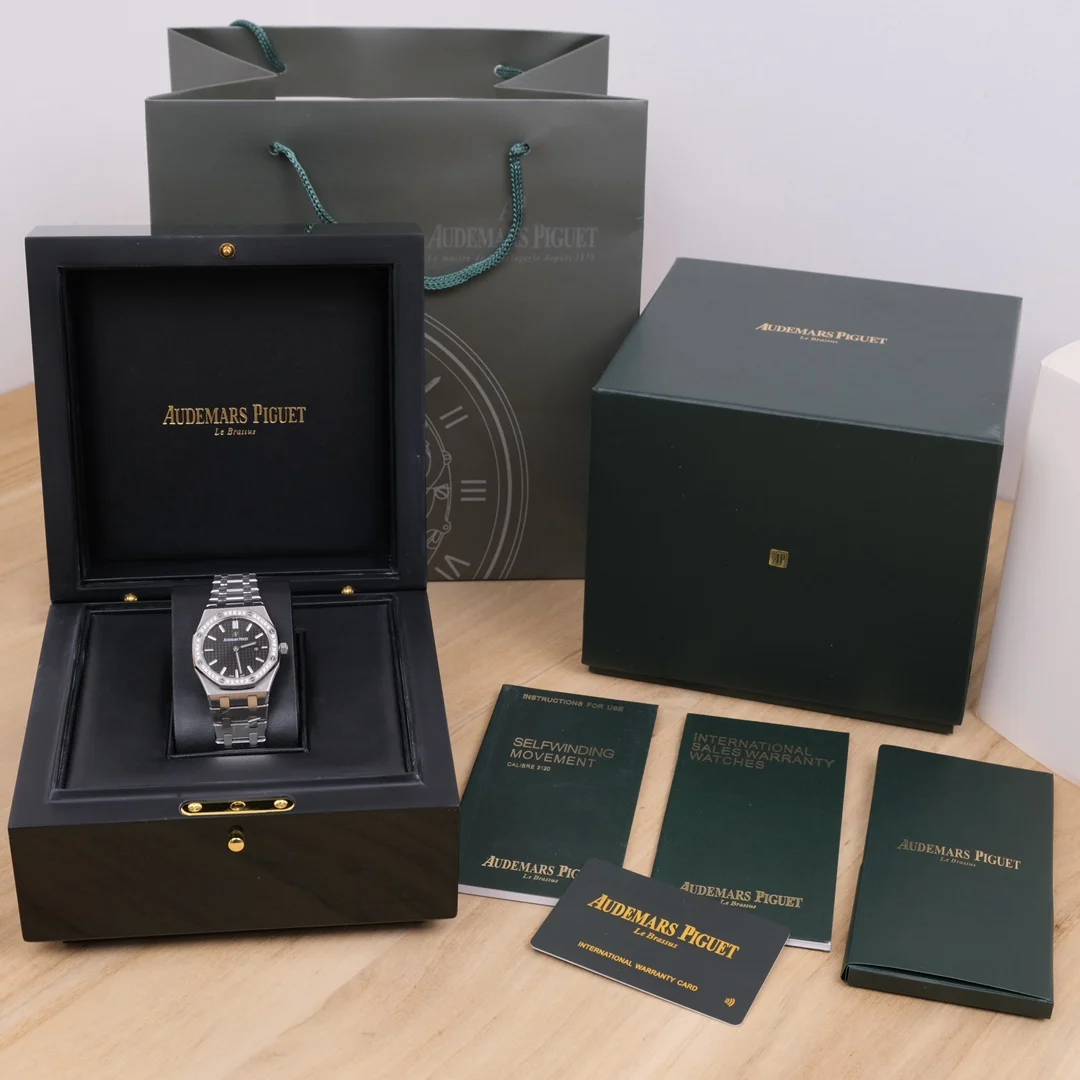 Audemars Piguet Royal Oak Diamond-Set 67651ST.ZZ.1261ST.01 33mm — photographed off the sweep