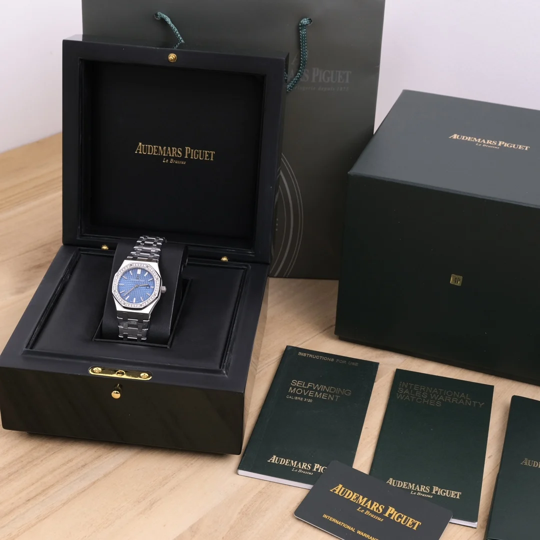 Audemars Piguet Royal Oak Diamond-Set 67651ST.ZZ.1261ST.01 33mm — photographed off the sweep