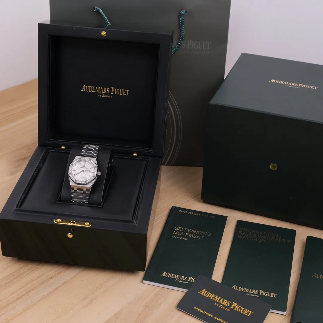 Audemars Piguet Royal Oak Diamond-Set 67651ST.ZZ.1261ST.01 33mm — photographed off the sweep