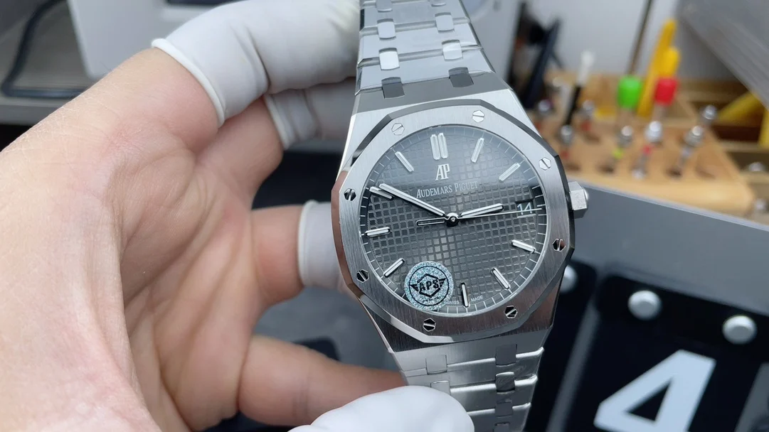 Audemars Piguet Royal Oak Grey Dial 15500 — photographed off the sweep