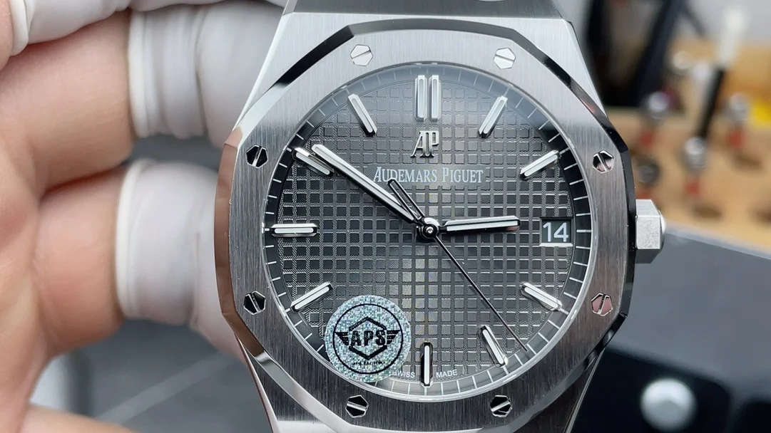 Audemars Piguet Royal Oak Grey Dial 15500 — photographed off the sweep