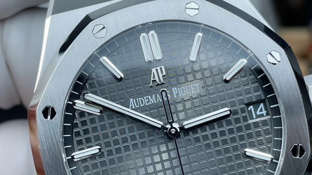 Audemars Piguet Royal Oak Grey Dial 15500 — photographed off the sweep