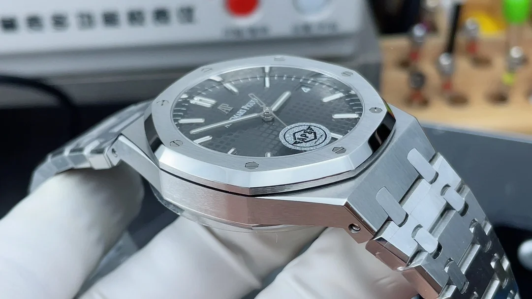 Audemars Piguet Royal Oak Grey Dial 15500 — photographed off the sweep
