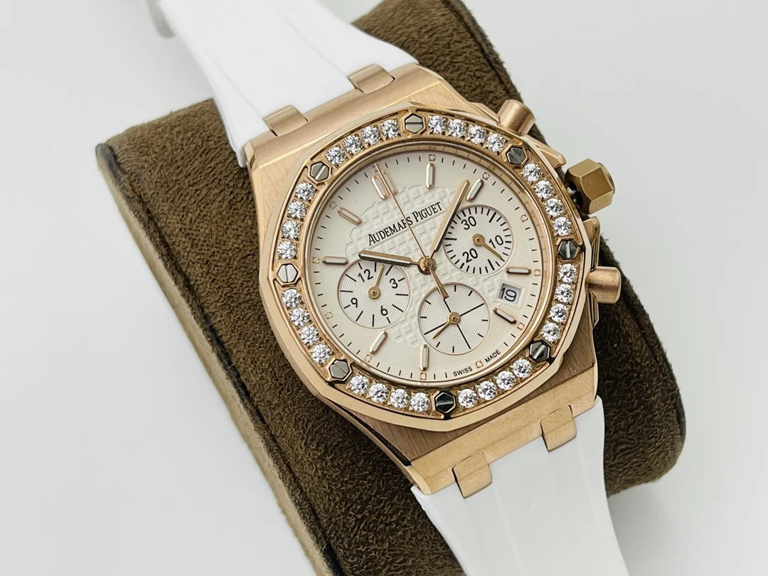 Audemars Piguet Royal Oak Offshore Steel White Dial — photographed off the sweep