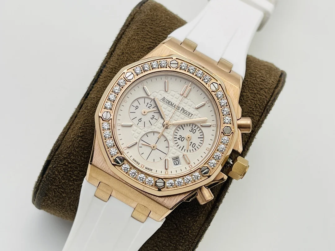 Audemars Piguet Royal Oak Offshore Steel White Dial — photographed off the sweep