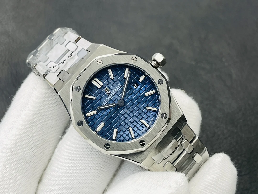 Audemars Piguet Royal Oak Rose Gold 77350 34mm — photographed off the sweep