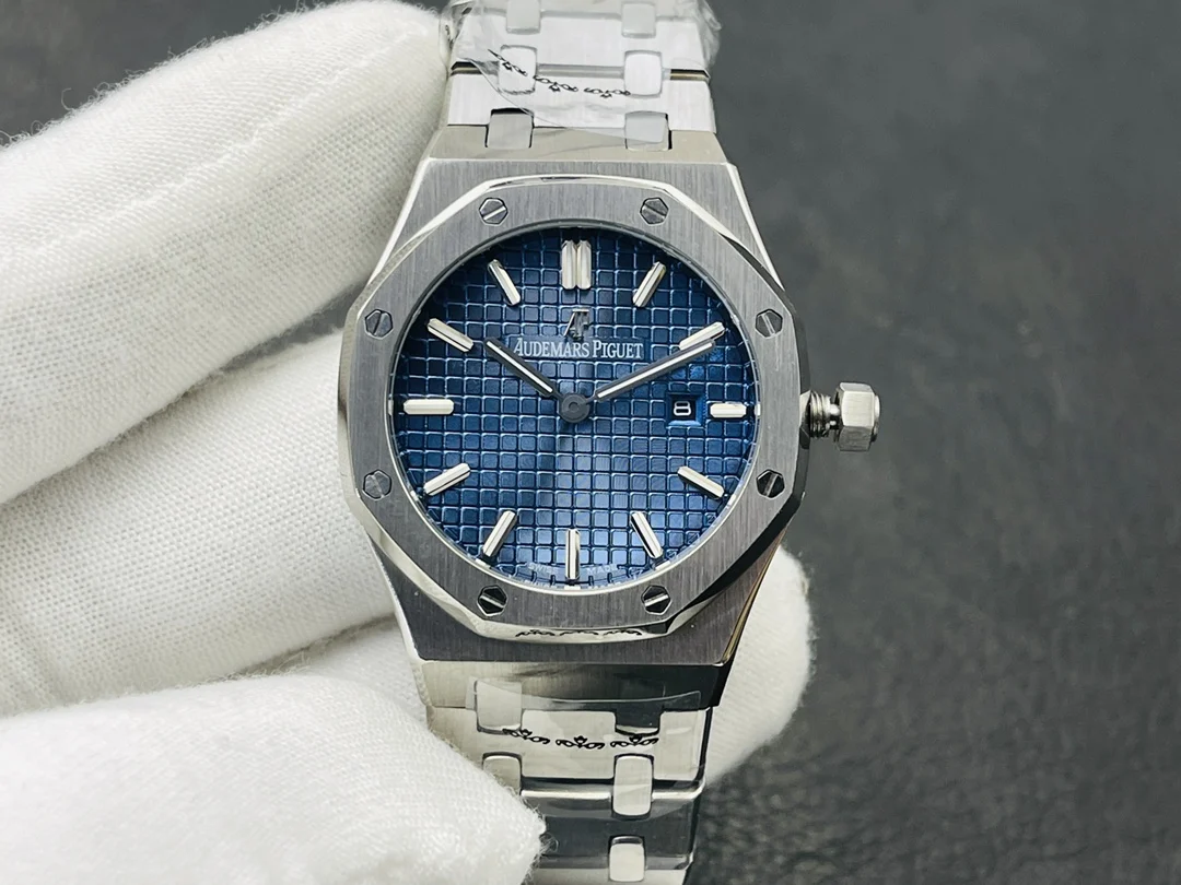 Audemars Piguet Royal Oak Rose Gold 77350 34mm — photographed off the sweep