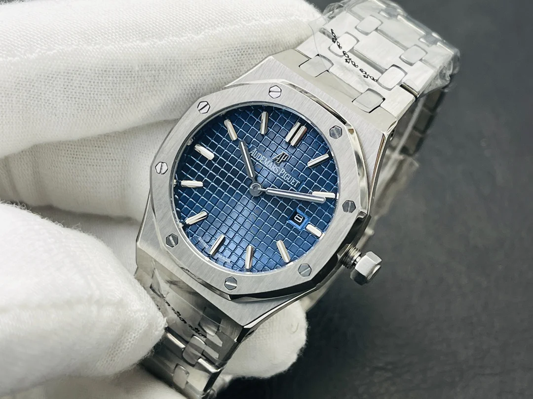 Audemars Piguet Royal Oak Rose Gold 77350 34mm — photographed off the sweep