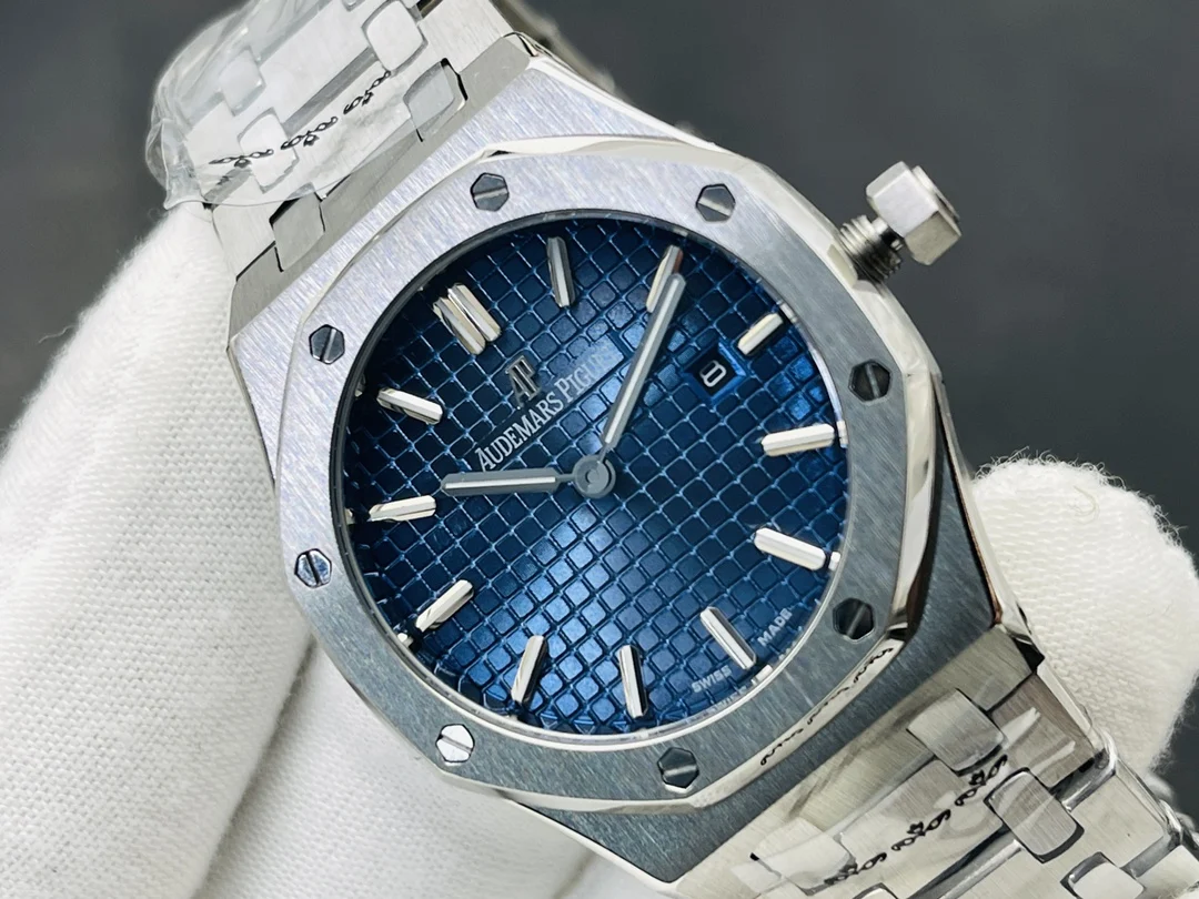 Audemars Piguet Royal Oak Rose Gold 77350 34mm — photographed off the sweep