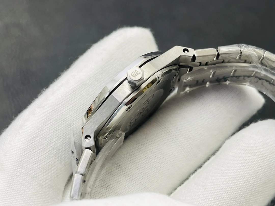 Audemars Piguet Royal Oak Rose Gold 77350 34mm — photographed off the sweep