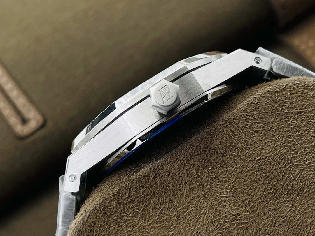 Audemars Piguet Royal Oak Steel 15500 — photographed off the sweep