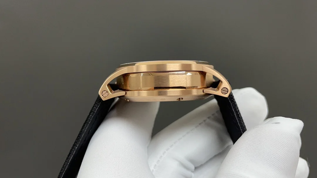 Audemars Piguet Royal Oak Steel 26048 — photographed off the sweep