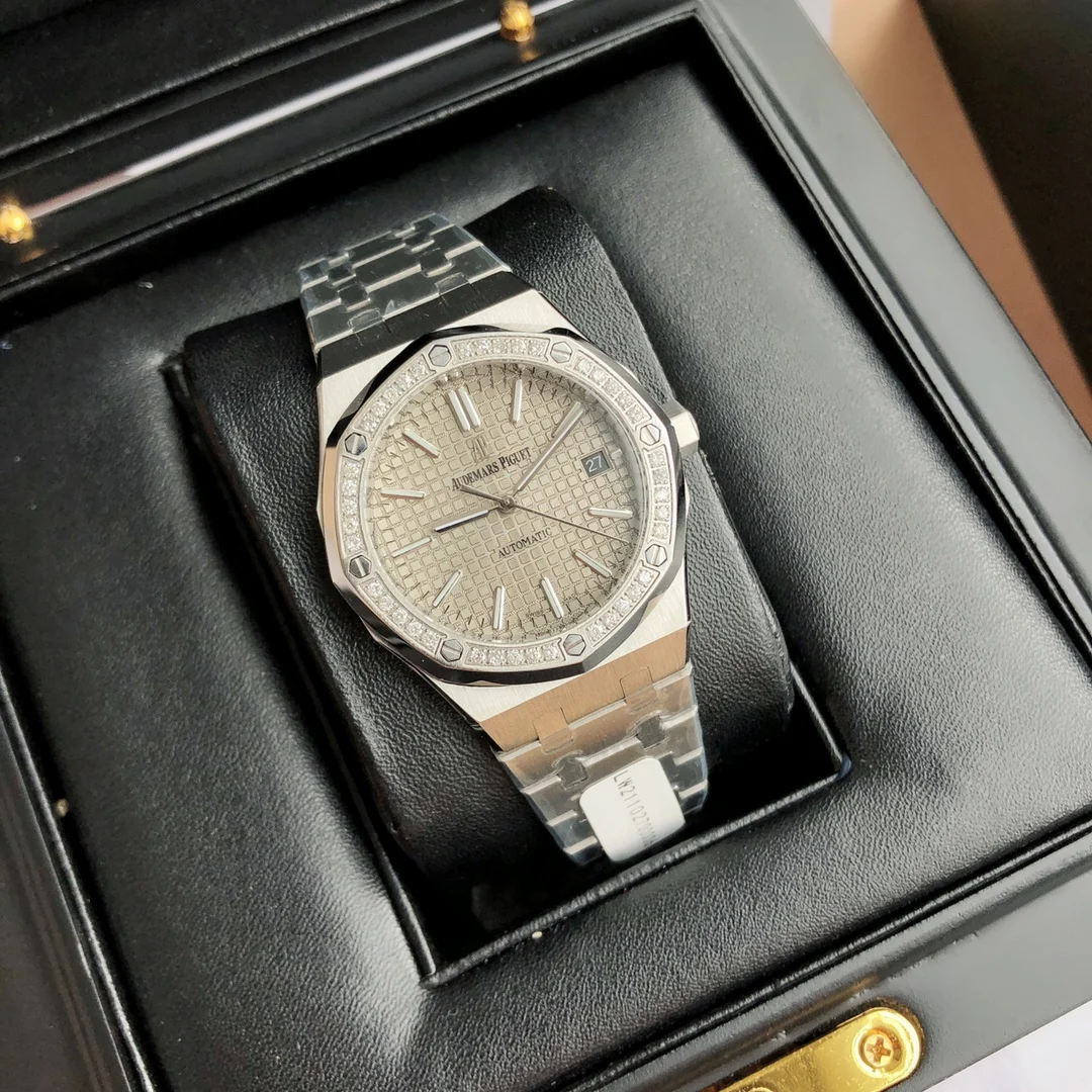 Audemars Piguet Royal Oak Steel 77351 — photographed off the sweep