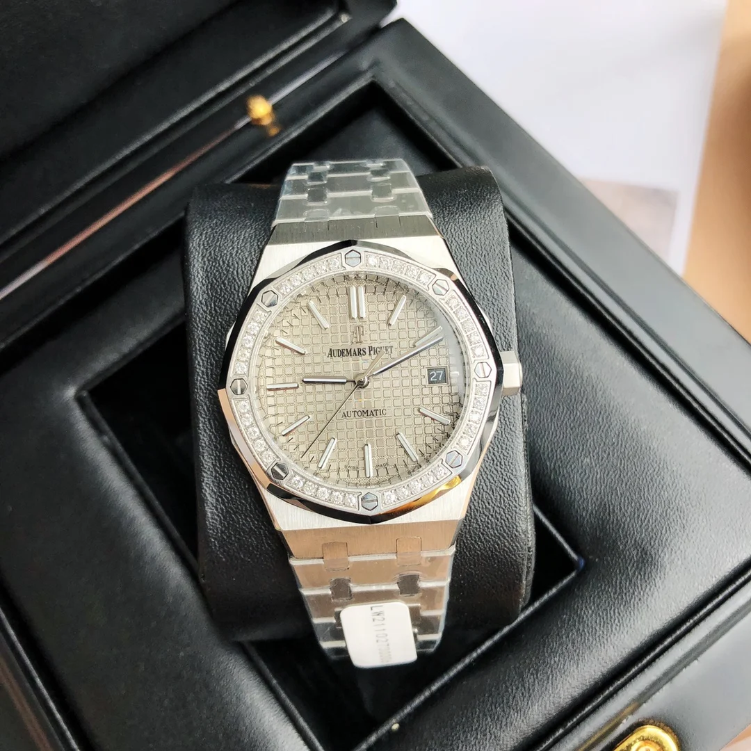 Audemars Piguet Royal Oak Steel 77351 — photographed off the sweep