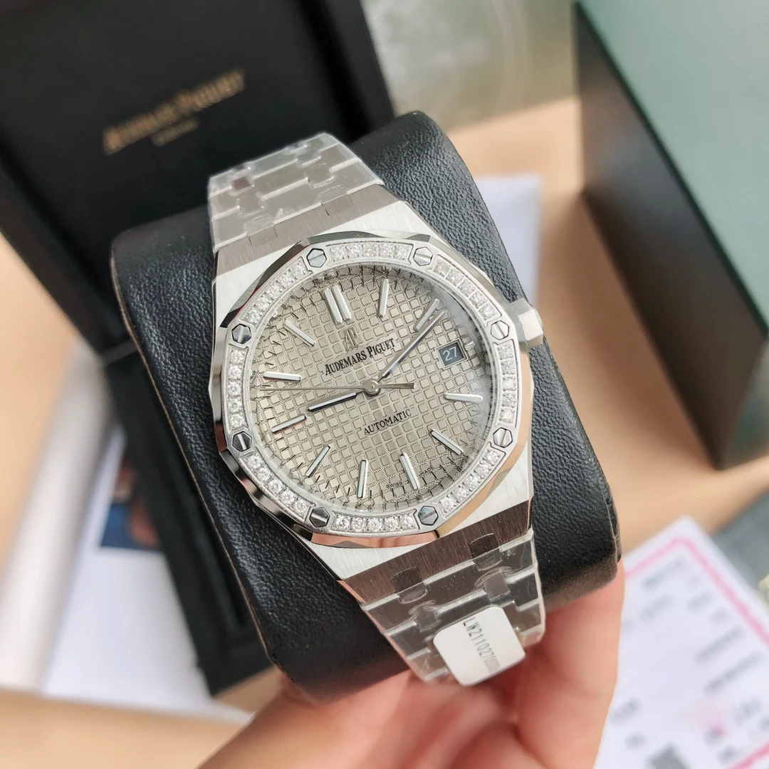 Audemars Piguet Royal Oak Steel 77351 — photographed off the sweep