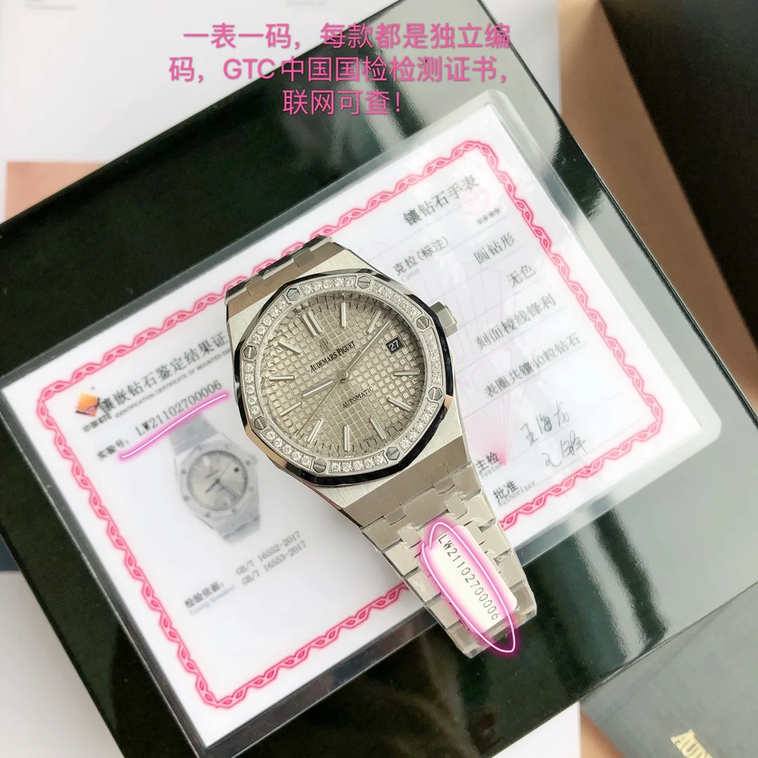 Audemars Piguet Royal Oak Steel 77351 — photographed off the sweep
