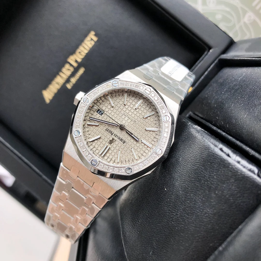 Audemars Piguet Royal Oak Steel 77351 — photographed off the sweep
