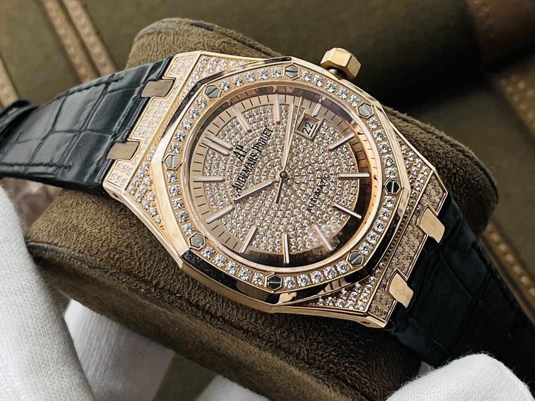 Audemars Piguet Royal Oak Steel Diamond-Set 15400 — photographed off the sweep