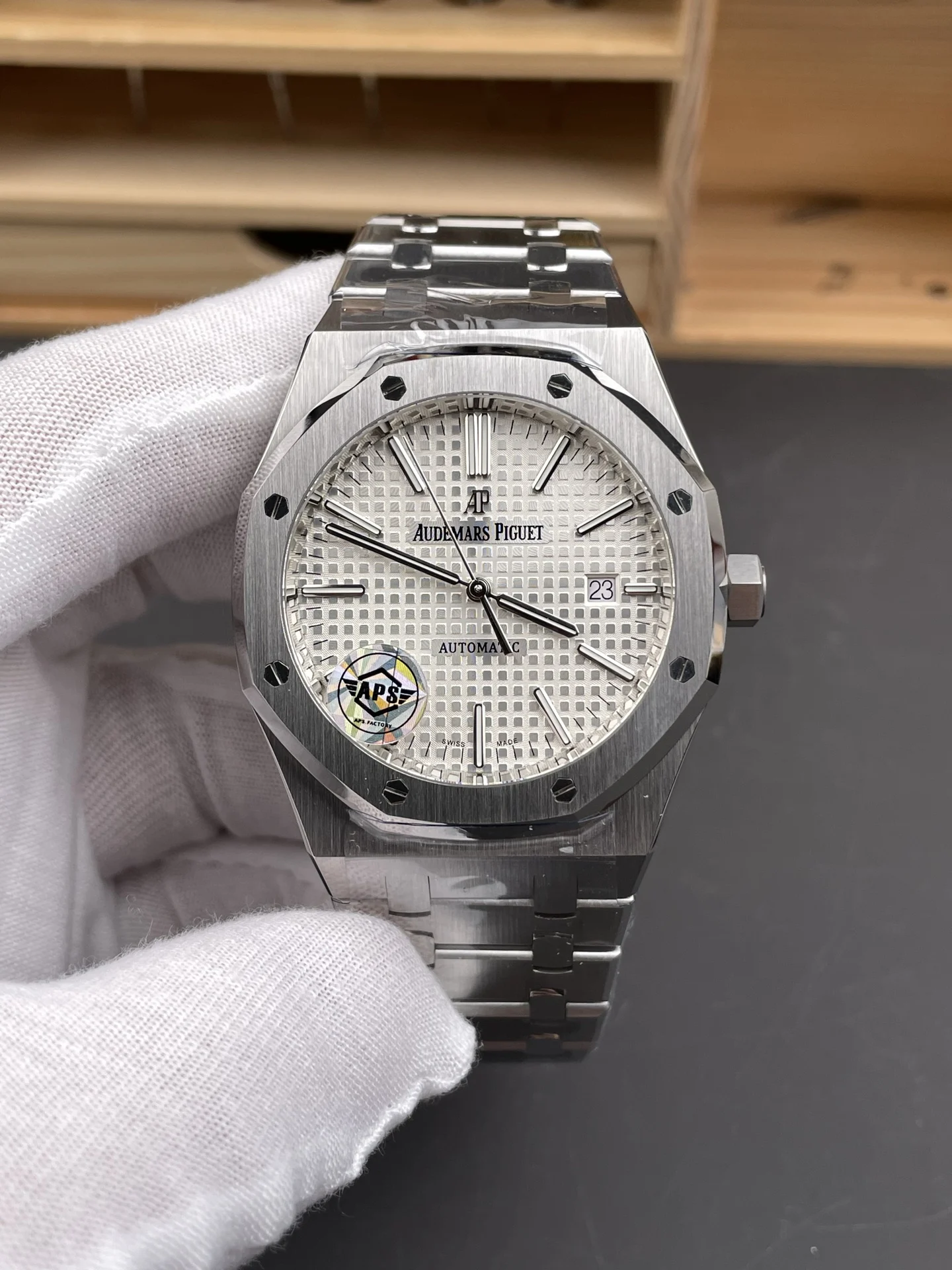 Audemars Piguet Royal Oak White Dial 15400 — photographed off the sweep