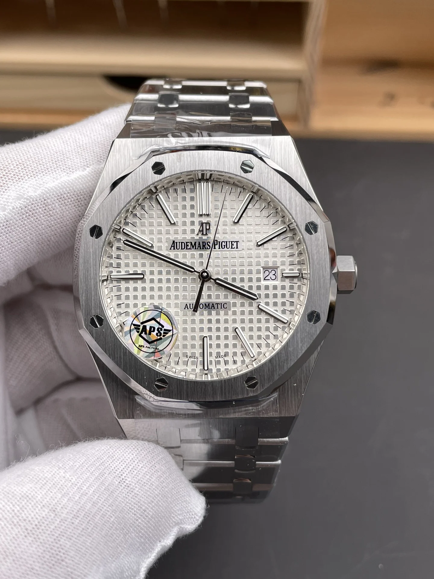 Audemars Piguet Royal Oak White Dial 15400 — photographed off the sweep