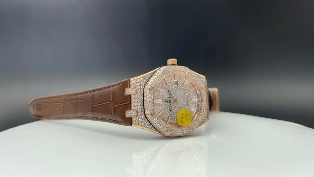 Audemars Piguet Royal Oak Yellow Gold 15402OR.ZZ.D003CR.01 — photographed off the sweep