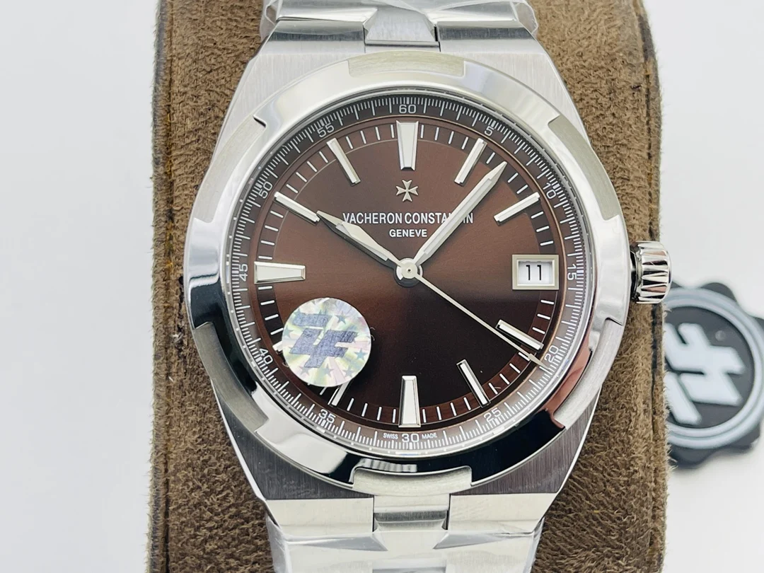 Audemars Piguet Royal Oak Yellow Gold White Dial — photographed off the sweep