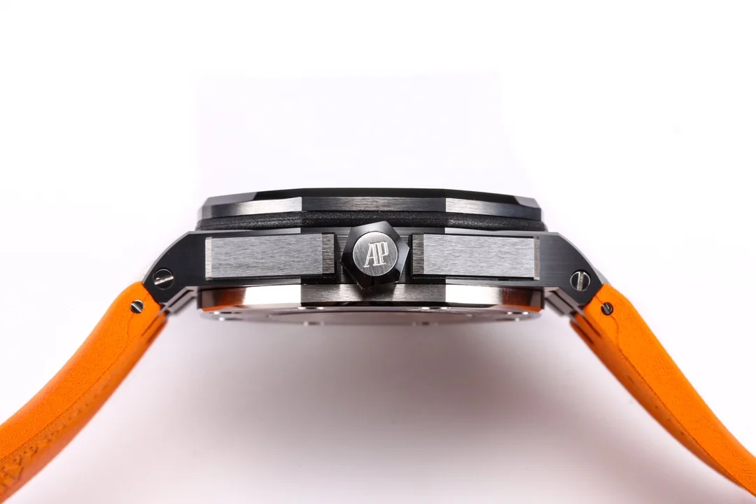 Audemars Piguet Titanium Black Dial 15707 42mm — detail