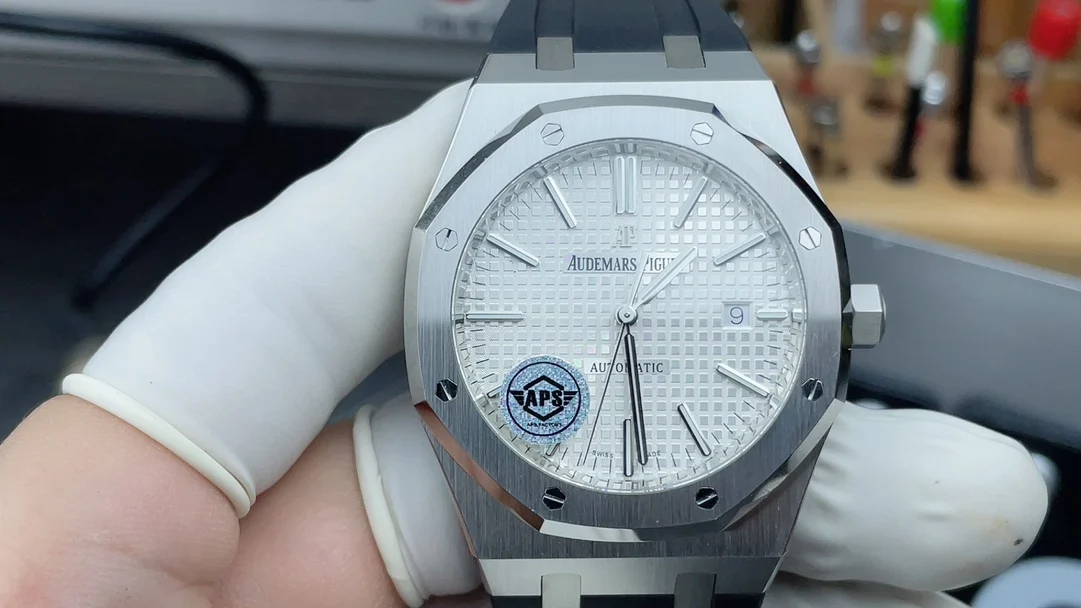 Audemars Piguet White Dial 15400 — photographed off the sweep