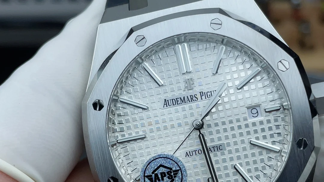 Audemars Piguet White Dial 15400 — photographed off the sweep