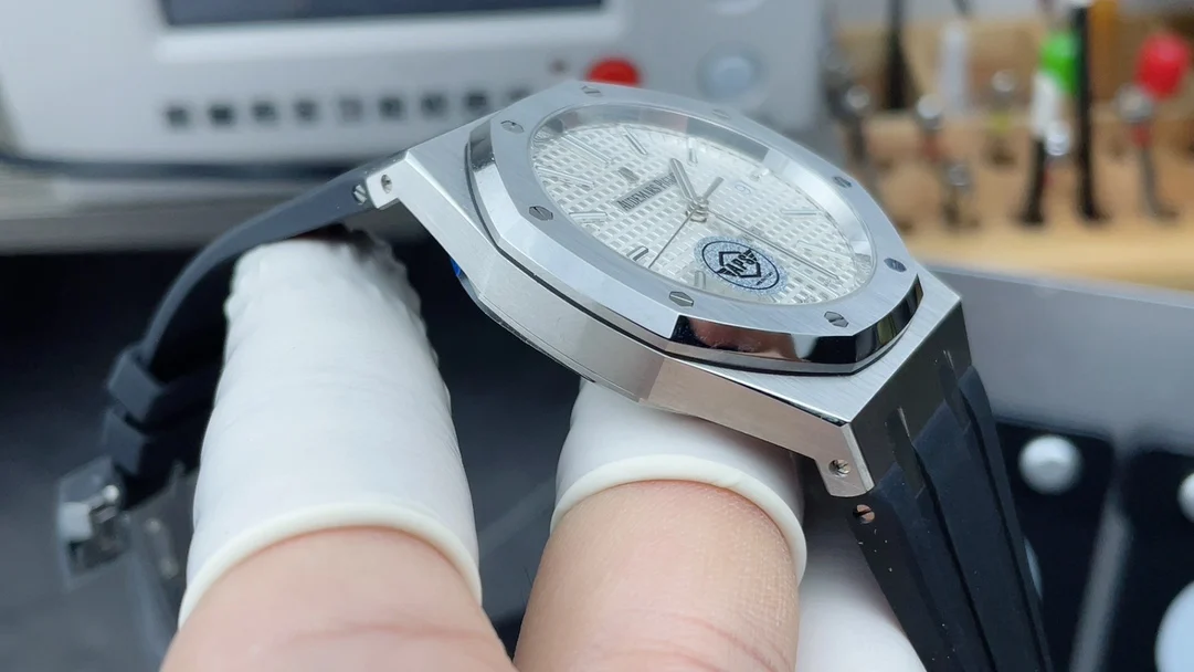 Audemars Piguet White Dial 15400 — photographed off the sweep