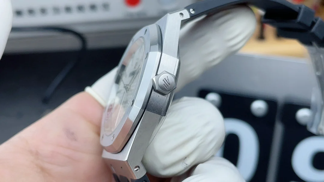 Audemars Piguet White Dial 15400 — photographed off the sweep