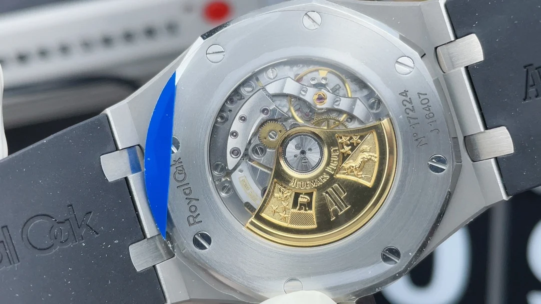 Audemars Piguet White Dial 15400 — photographed off the sweep