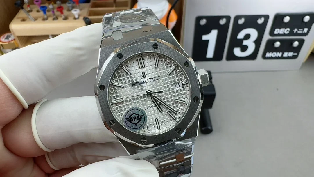 Audemars Piguet White Dial 15450 — photographed off the sweep