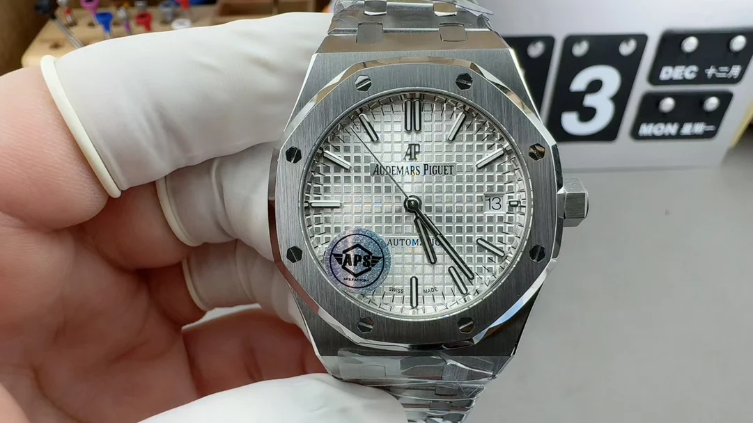 Audemars Piguet White Dial 15450 — photographed off the sweep