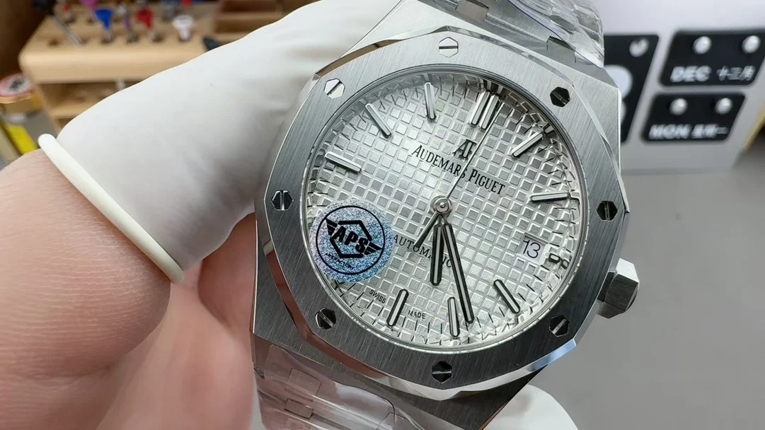 Audemars Piguet White Dial 15450 — photographed off the sweep