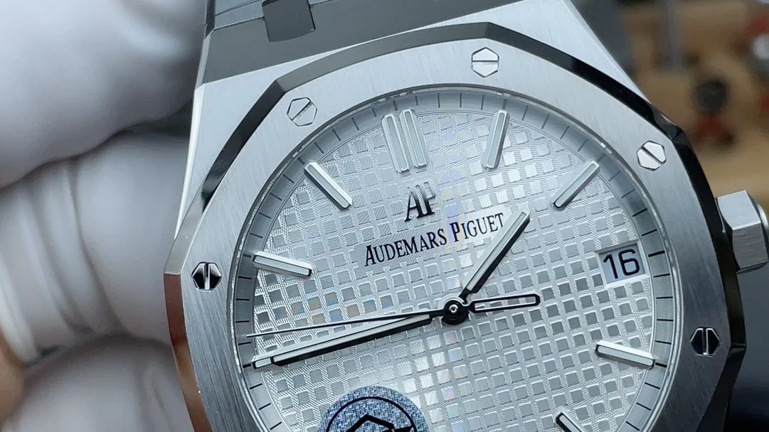 Audemars Piguet White Dial 15500 — photographed off the sweep