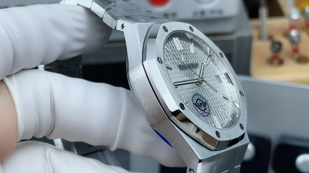 Audemars Piguet White Dial 15500 — photographed off the sweep