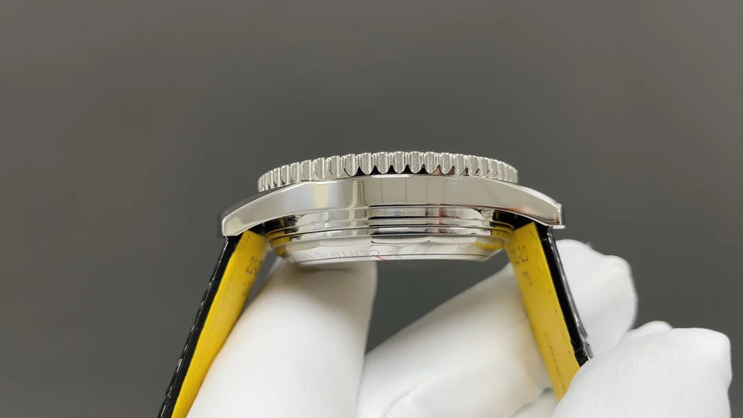 Breitling Navitimer 43mm — photographed off the sweep