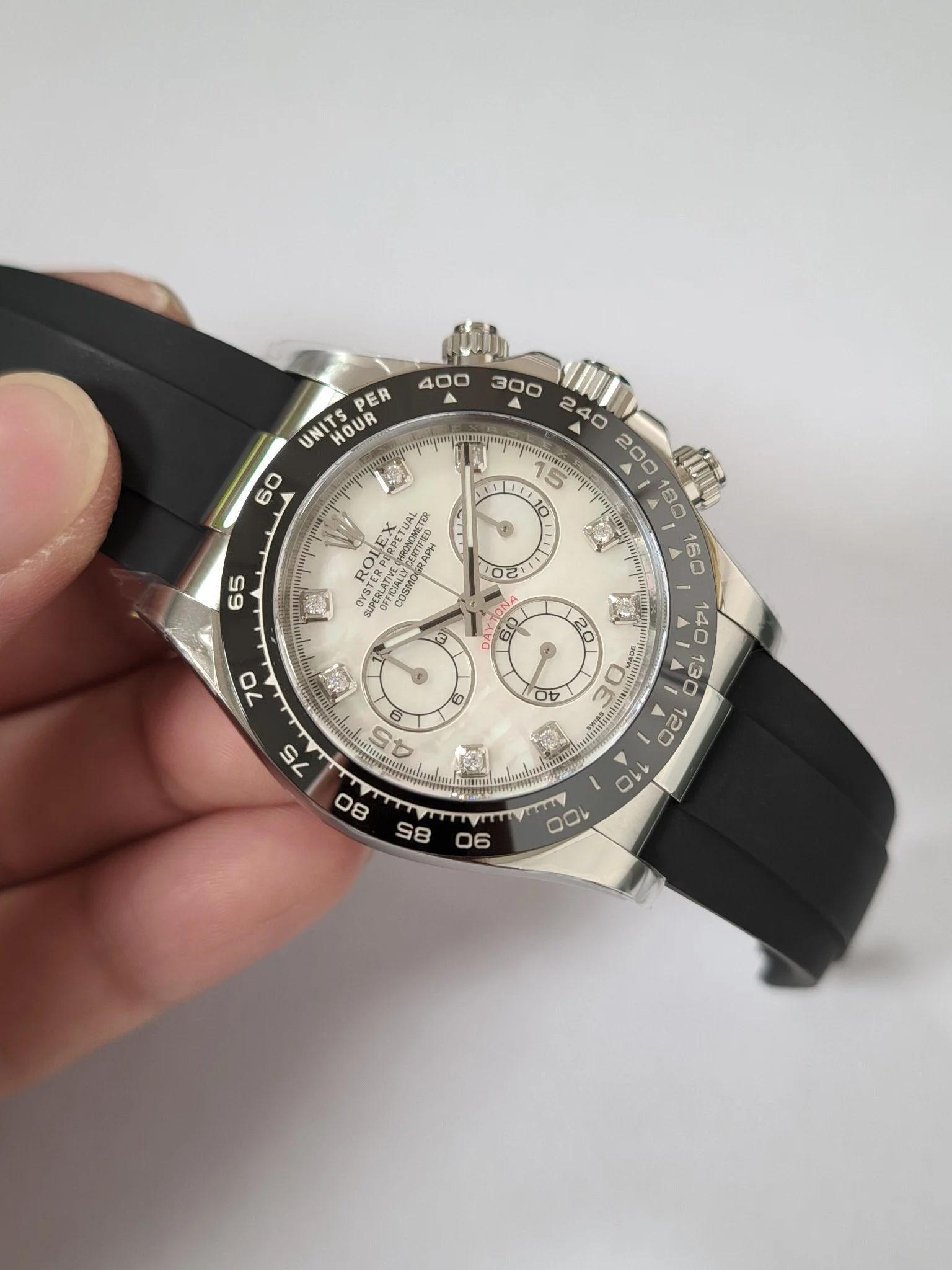 C Platinum 4130 rubber strap mother-of-pearl — photographed off the sweep
