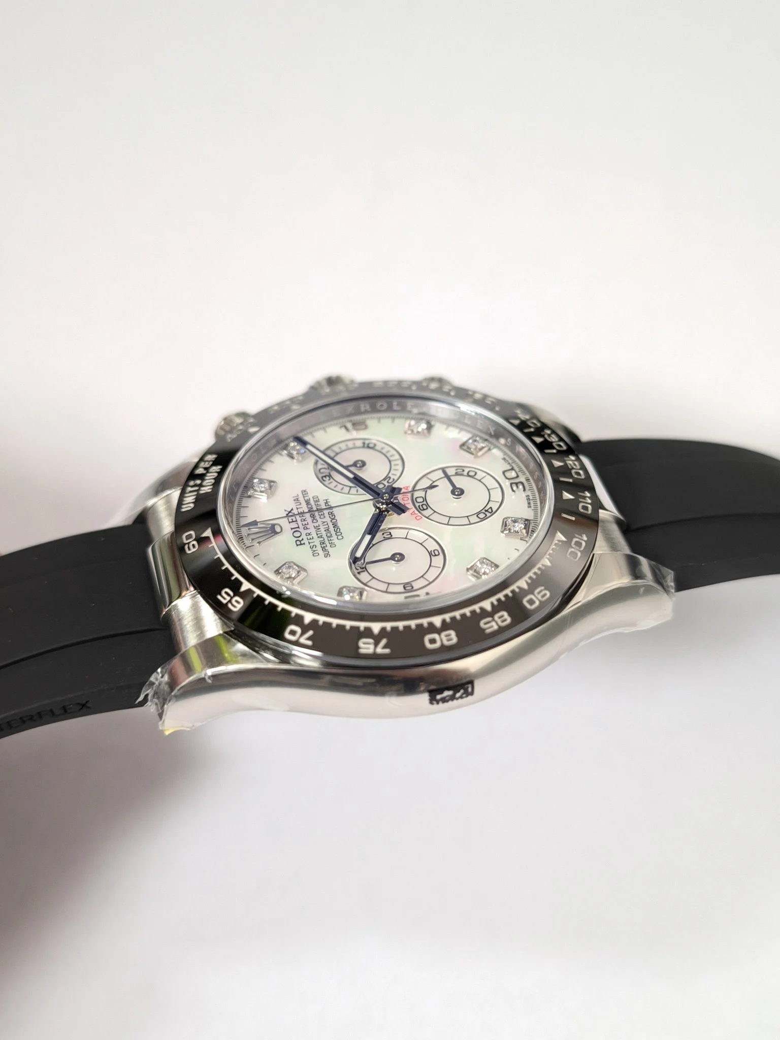 C Platinum 4130 rubber strap mother-of-pearl — photographed off the sweep
