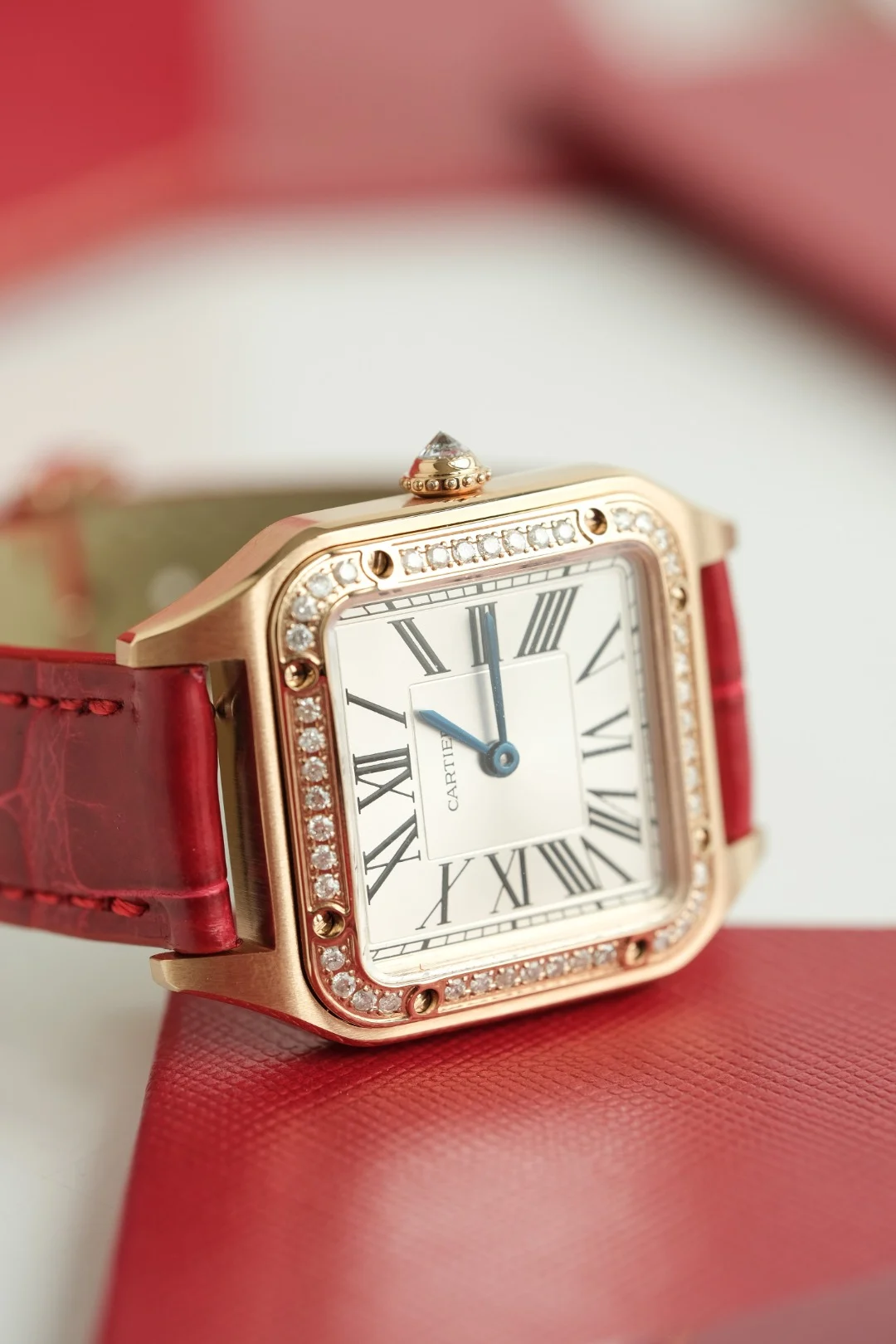 Cartier Close-up details! The case is exquisitely crafted, high quality