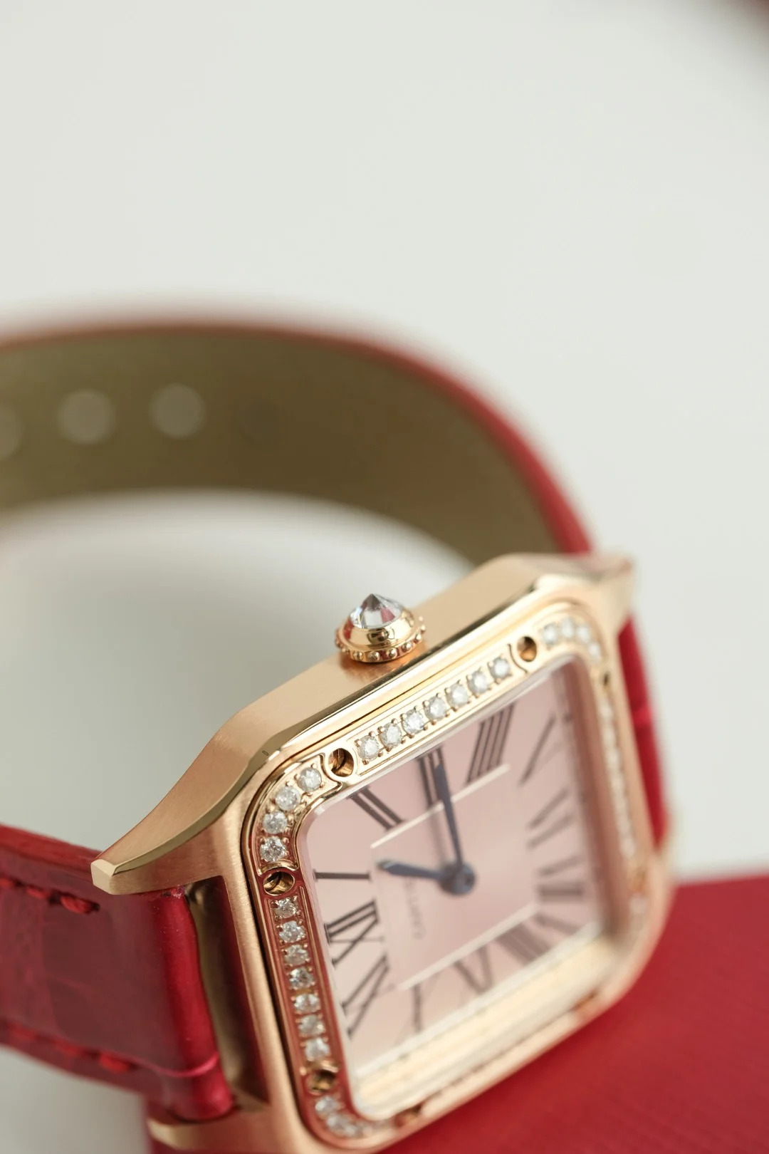 Cartier Close-up details! The case is exquisitely crafted, high quality — photographed off the sweep