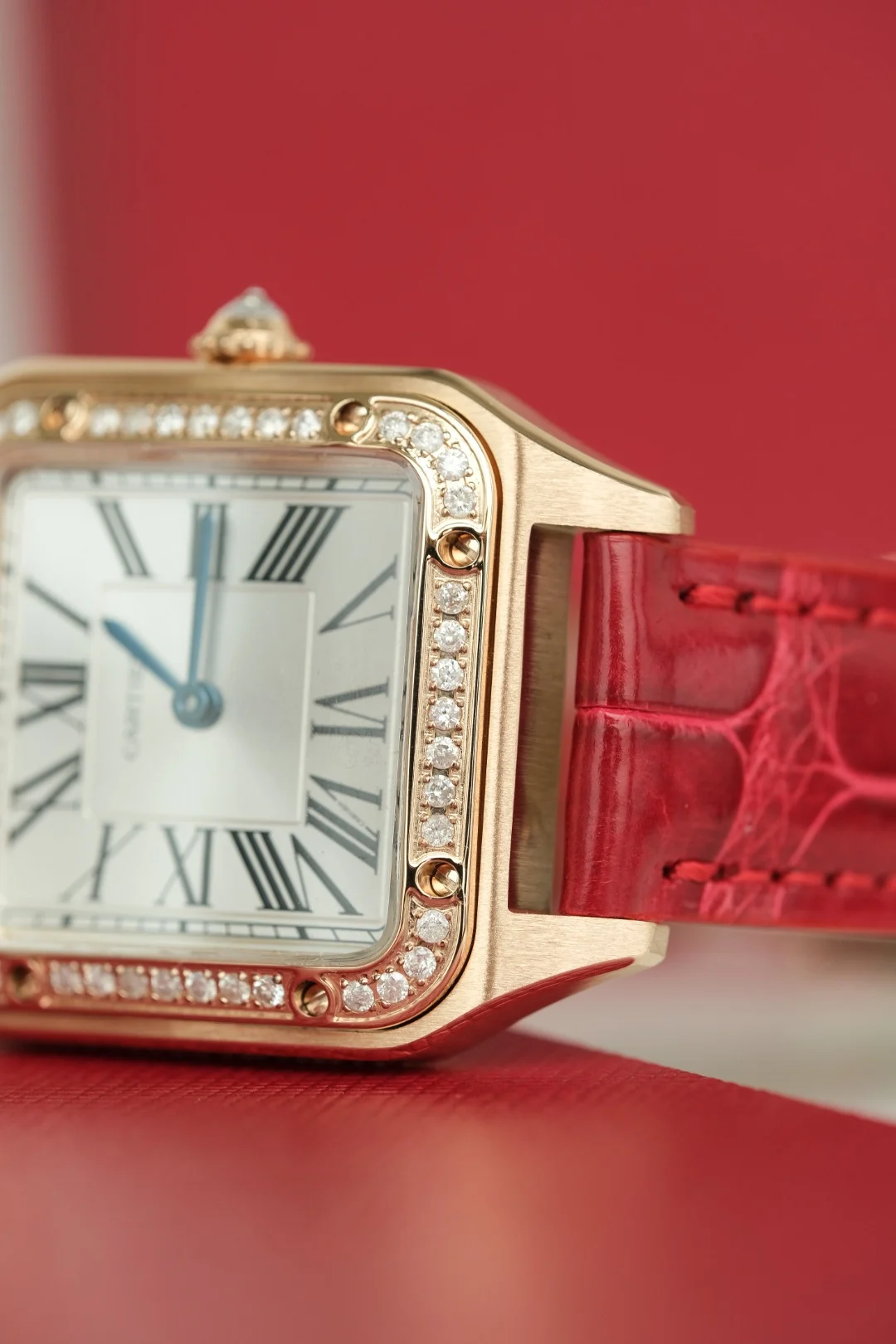 Cartier Close-up details! The case is exquisitely crafted, high quality — photographed off the sweep