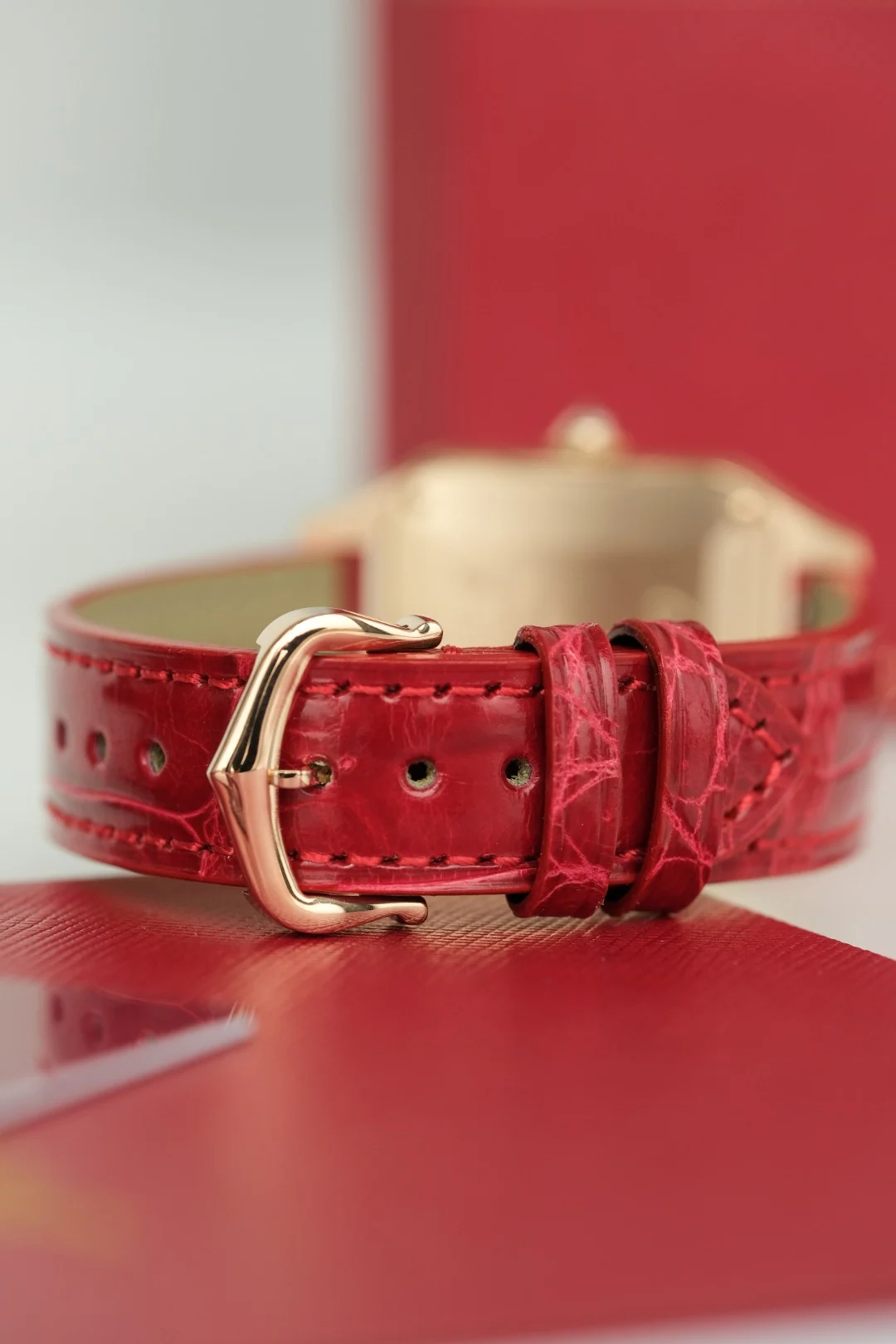Cartier Close-up details! The case is exquisitely crafted, high quality — photographed off the sweep